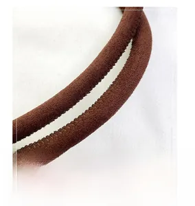 Vue macro détaillée de la poignée en cuir mat marron avec coutures de précision