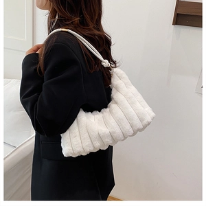 Détail du sac à bandoulière en fausse fourrure blanche avec texture à rayures verticales