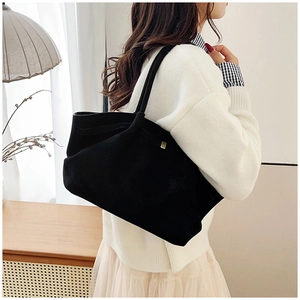 Grand sac cabas noir en suédine mate avec détails de boucles métalliques dorées