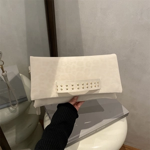 Borsa a busta con stampa leopardata, borchie dorate e cinturino da polso donna