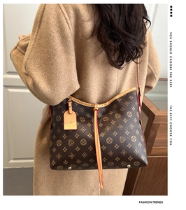 Dettaglio della borsa a spalla monogramma vintage su modella con cappotto di lana