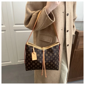 Dettaglio della borsa a secchiello vintage con monogramma marrone e tracolla elegante