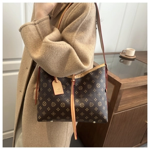 Dettaglio della borsa tote marrone vintage con motivi geometrici e tracolla in pelle