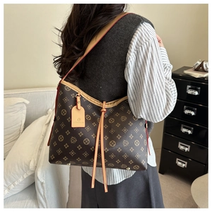Dettaglio di una grande borsa tote vintage con coulisse e targhetta del marchio
