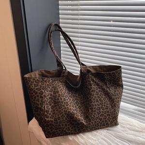 Versatile leopard print tote bag with spacious design for everyday commuting and style
