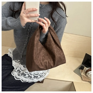 Détail du grand sac cabas à imprimé léopard avec texture en daim souple et poignée plissée