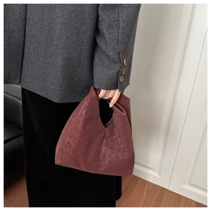 Sac à main bordeaux avec motif léopard et structure minimaliste plissée style nuage
