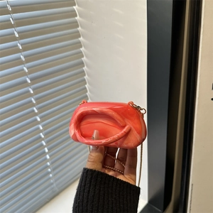 Mini borsa a tracolla effetto marmo lucido con elegante catena in metallo oro