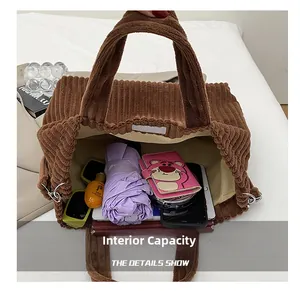 Binnenruimte van bruine corduroy shopper met paraplu, portemonnee en cosmetica-items