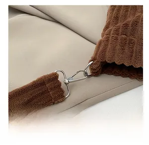 Close-up van de zilveren metalen karabijnhaak en gestreepte corduroy stof van de tas