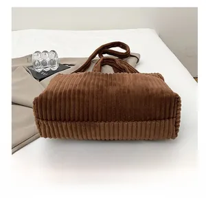 Detail van de duurzame brede bodem van een bruine corduroy shopper met grote inhoud