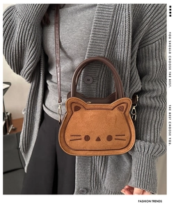 Détail du sac selle chat mignon en daim marron avec broderie minimaliste élégante