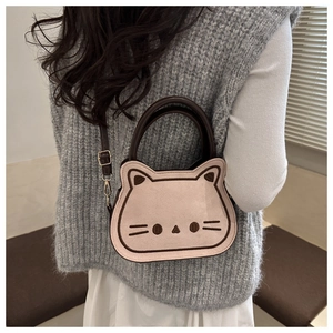Détail du sac selle chat mignon en faux daim rose avec une bandoulière réglable