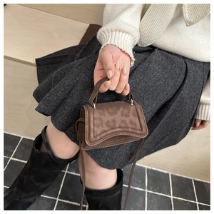 Dettaglio mini borsa marrone con trama leopardata e tracolla regolabile per donna