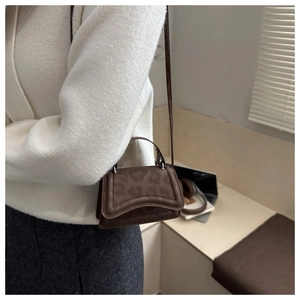 Mini borsa a tracolla marrone leopardata indossata con un maglione bianco accogliente