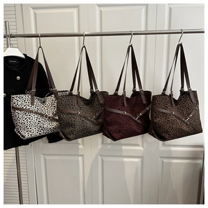 Détail montrant quatre sacs cabas à imprimé léopard en blanc, gris, rouge et marron