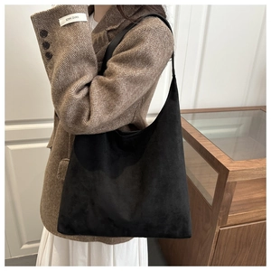 Grande borsa hobo a spalla in camoscio nero con texture opaca mostrata in stile casual