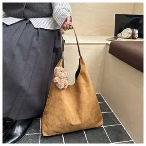 Borsa hobo retrò in pelle scamosciata marrone con ciondolo a orsetto in posa