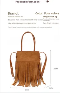Dettaglio borsa a secchiello marrone scamosciata con frange, dimensioni 32x16x28cm e tracolla