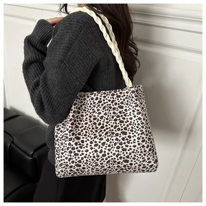 Borsa tote con stampa leopardata e tracolla in corda intrecciata indossata da modella