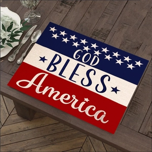 Tovaglietta in lino God Bless America su tavolo in legno con posate eleganti