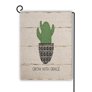 Dettaglio della bandiera da giardino in tela con cactus e scritta Grow With Grace