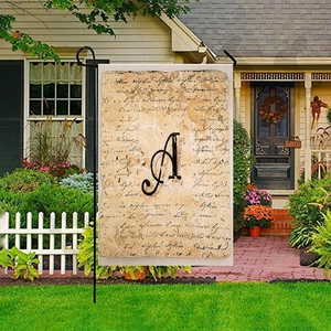 Bandiera da giardino vintage in lino con lettera A e supporto in metallo nel giardino