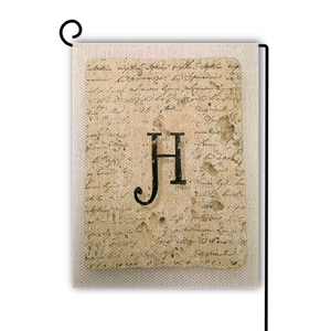 Dettaglio della bandiera da giardino vintage con trama in lino e design con lettera J