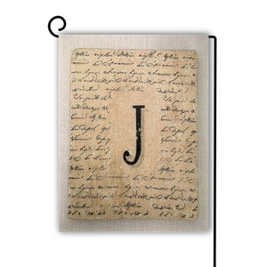 Dettaglio bandiera da giardino in lino con lettera J e trama di scrittura vintage su iuta