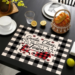 Dettaglio della tovaglietta natalizia Buffalo Plaid con stampa renna e slitta