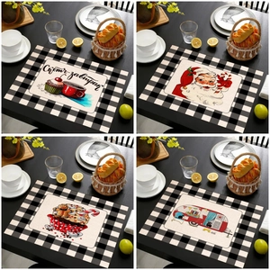 Set di tovagliette natalizie in lino con Babbo Natale e pan di zenzero su tavolo scuro