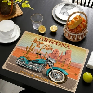 Dettaglio di una tovaglietta in lino con moto vintage su un tavolo da pranzo nero