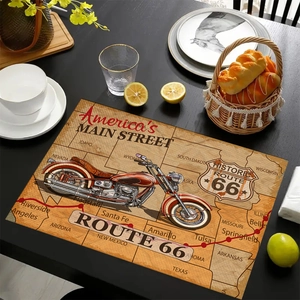 Dettaglio della tovaglietta vintage Route 66 con moto e trama di lino su tavolo nero