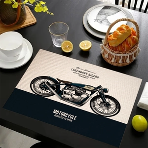 Dettaglio della tovaglietta in lino con moto vintage su tavolo in legno con stoviglie
