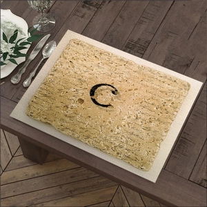 Sottopiatto in lino con lettera C vintage e scritte eleganti per decorare la tavola