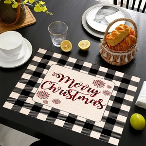 Dettaglio della tovaglietta natalizia in lino con testo Merry Christmas e fiocchi di neve