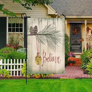 Drapeau de jardin de Noël double face avec couronne, pommes de pin et texte 'Believe'