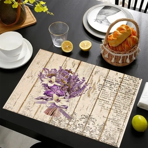 Détail du set de table en lin avec motif lavande et texte de dictionnaire vintage