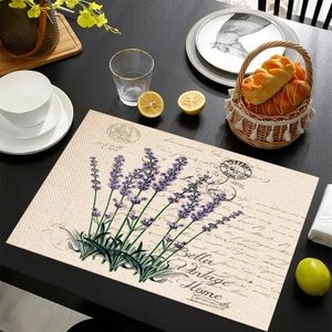 Détail du set de table en lin avec motif lavande et vélo sur une table à manger noire