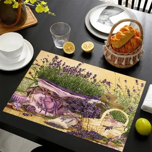 Détail du set de table en lin avec motif lavande sur une table à manger noire
