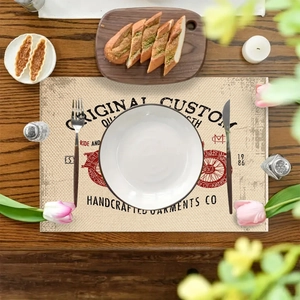 Tovaglietta in lino vintage con stampa di moto retrò su tavolo in legno scuro