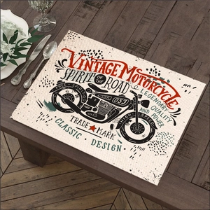Tovaglietta in lino vintage con moto americana su tavolo in legno scuro rustico