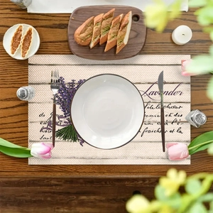 Set de table en lin avec imprimé lavande et bicyclette sur table en bois sombre