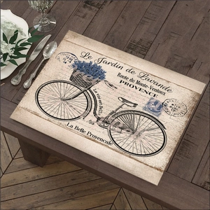 Set de table en lin avec motif vélo lavande et éléments décoratifs de Provence
