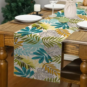 Detail van tropisch palmbladpatroon op linnen tafelloper voor modern interieurdecor