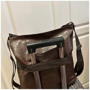 Dettaglio borsa tote vintage marrone con fascia per fissaggio al manico del trolley