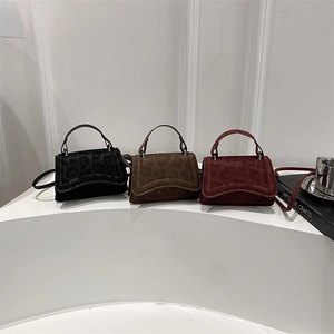 Tre mini borse a tracolla in pelle scamosciata maculata nei colori nero, marrone e bordeaux