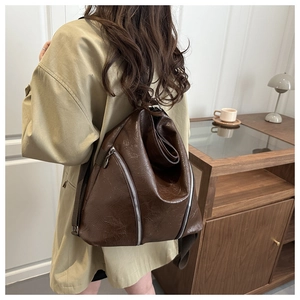 Dettaglio della borsa tote vintage in ecopelle marrone scuro con cerniere diagonali