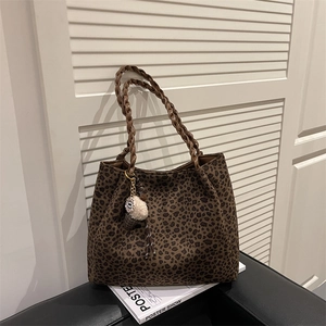 Borsa tote leopardata retrò con manici intrecciati marroni e ciondolo in peluche chic