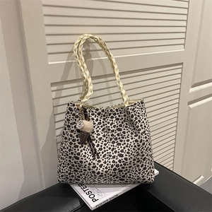Borsa tote grande leopardata con manici intrecciati e ciondolo decorativo moda